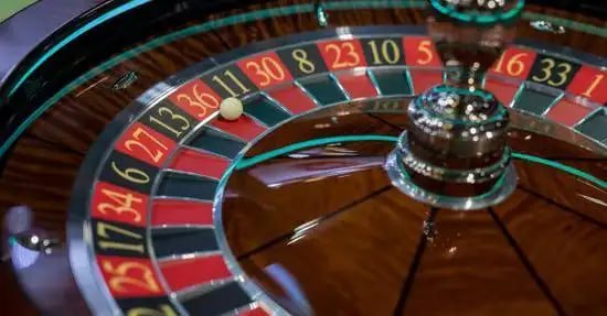 Roda American Roulette dengan dealer profesional di platform macantoto